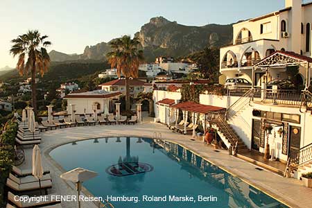 Pool des Hotel Hideaway oberhalb Girnes (Kyrenia) in Nordzypern