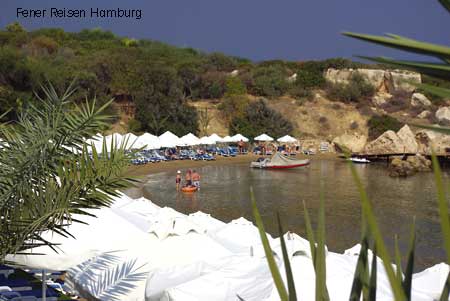 Der Strand des Hotels Denizkizi bei Girne in Nordzypern
