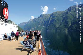 An Bord des Hurtigruten Schiffs in einem Fjord