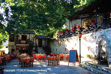 Der Dorfplatz von Vyzitsa im Pilion in Griechenland