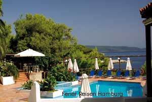 Pool und Meeresblick vom Hotel Paradise auf Alonissos