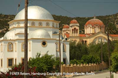 Kirche und Moschee in Yedikonuk auf der Karpaz-Halbinsel in Nordzypern