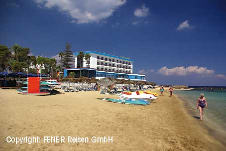 Strand vor dem Arkin Palm Beach Hotel in Famagusta