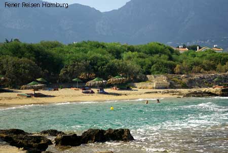 Der kleine Strandabschnitt vom Hotel Riviera bei Girne in Nordzypern