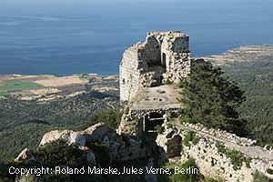 Blick von der Burg Kantara auf das Meer und die Karpazhalbinsel
