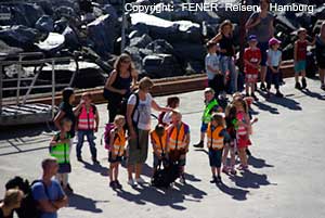 Ein Kindergarten benutze die Hurtigruten für einen Ausflug