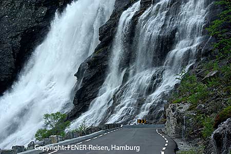 Fahrt entlang des Wasserfalls auf dem Trollstiegen
