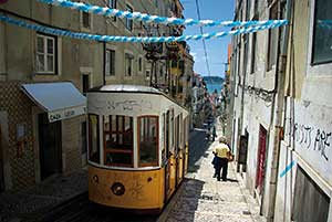 Eine der schrägen Bahnen in Lissabon