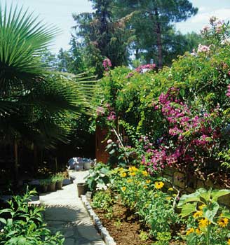 Der schöne Garten der Villa Libuse in Akyaka in der Türkei