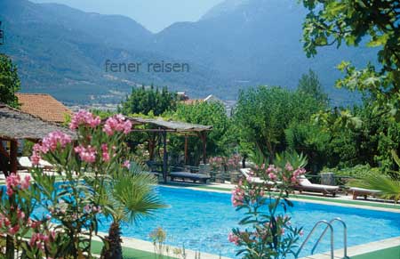 Pool mit Blick über das Tal