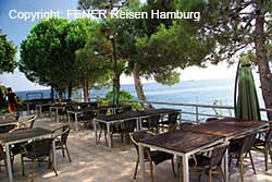 Terrasse direkt am Wasser des Hotel Vira in Sinop an der türkischen Schwarzmeerküste